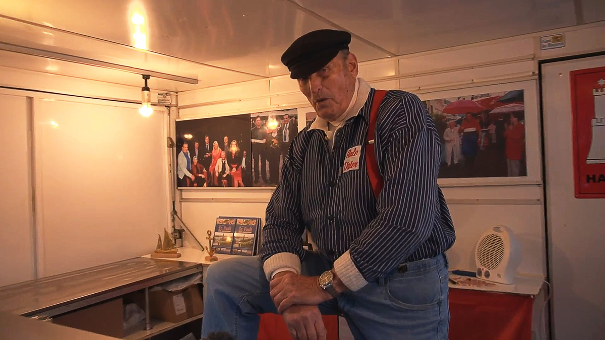 Aale-Dieter, der mit bürgerlichen Namen Dieter Bruhn heißt, steht in seinem Verkaufswagen (Archivbild). - Foto: -/dpa