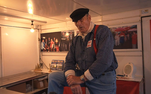 Aale-Dieter, der mit bürgerlichen Namen Dieter Bruhn heißt, steht in seinem Verkaufswagen (Archivbild). - Foto: -/dpa Aale-Dieter, der mit bürgerlichen Namen Dieter Bruhn heißt, steht in seinem Verkaufswagen (Archivbild). - Foto: -/dpa