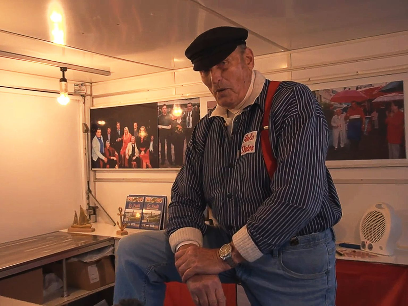 Aale-Dieter, der mit bürgerlichen Namen Dieter Bruhn heißt, steht in seinem Verkaufswagen (Archivbild). - Foto: -/dpa