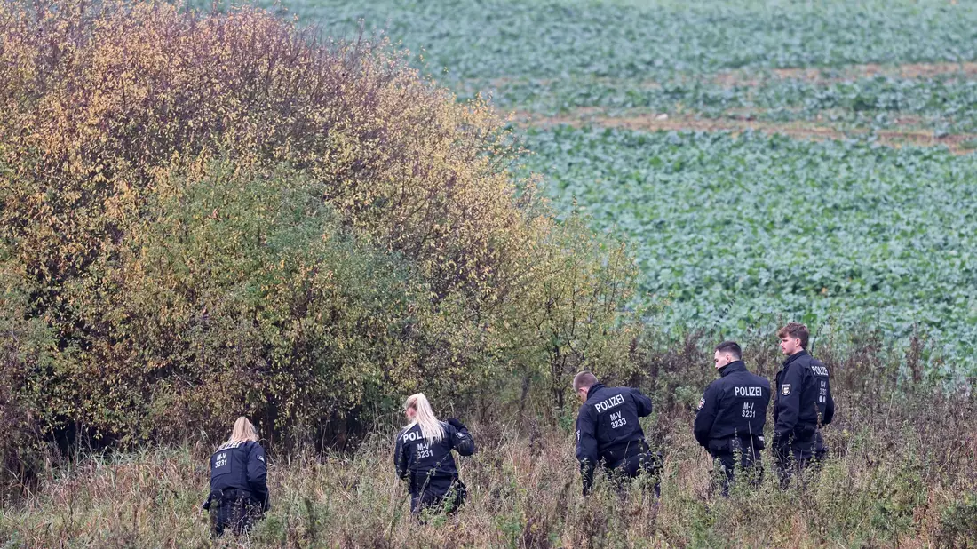Am Mittwoch durchkämmten Polizisten vor allem die Umgebung eines Tümpels bei Klein Upahl. - Bild: Bernd Wüstneck/dpa