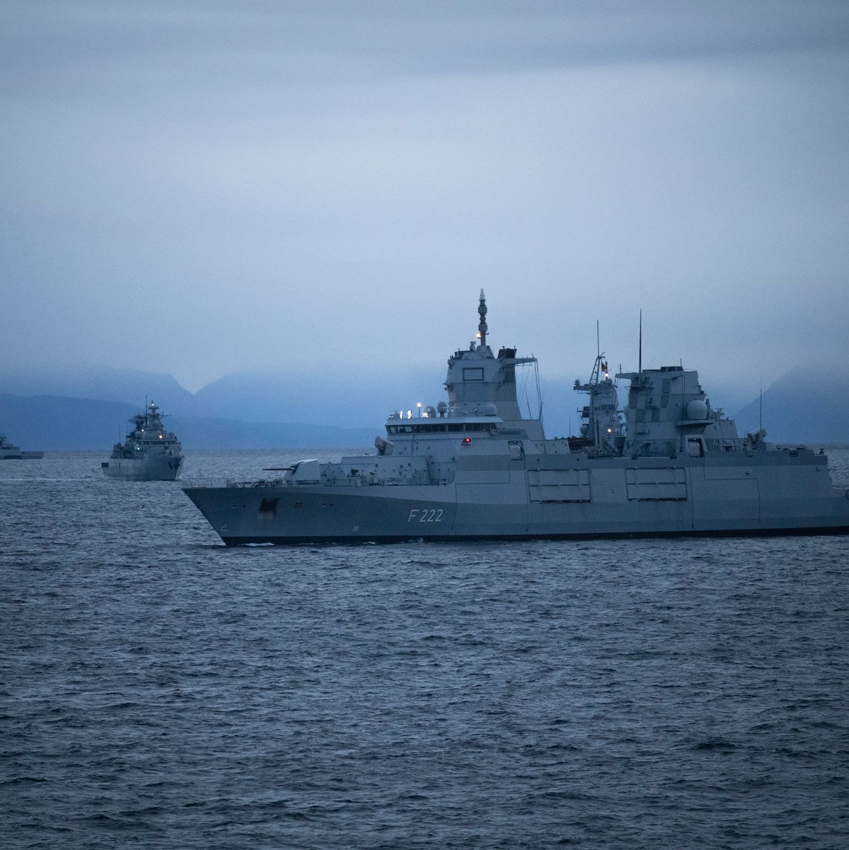 Neun Schiffe und ein U-Boot sind an der Großübung beteiligt. - Foto: Philip Dulian/dpa