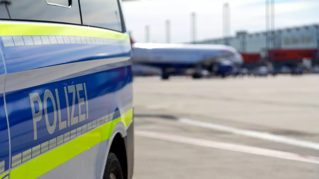 BPOL NRW: Bundespolizei vollstreckt internationalen Haftbefehl am Flughafen Köln/Bonn - 28-Jähriger wegen schweren Raubes festgenommen - Bild: presseportal.de