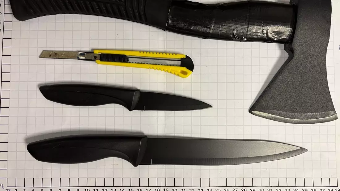 BPOL NRW: Bundespolizei findet Axt, Messer und Pfeffersprays bei einem Mann - Bild: presseportal.de