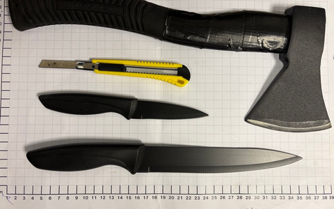 BPOL NRW: Bundespolizei findet Axt, Messer und Pfeffersprays bei einem Mann - Foto: presseportal.de