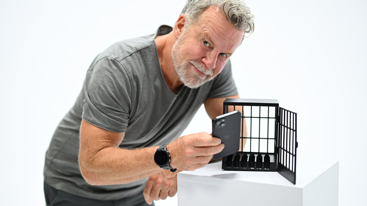 Jenke von Wilmsdorff JENKE. Experiment. Nicht ohne mein Handy - Wie uns Social Media und Smartphones abhängig machen - Foto: Joyn/Willi Weber, presseportal.de