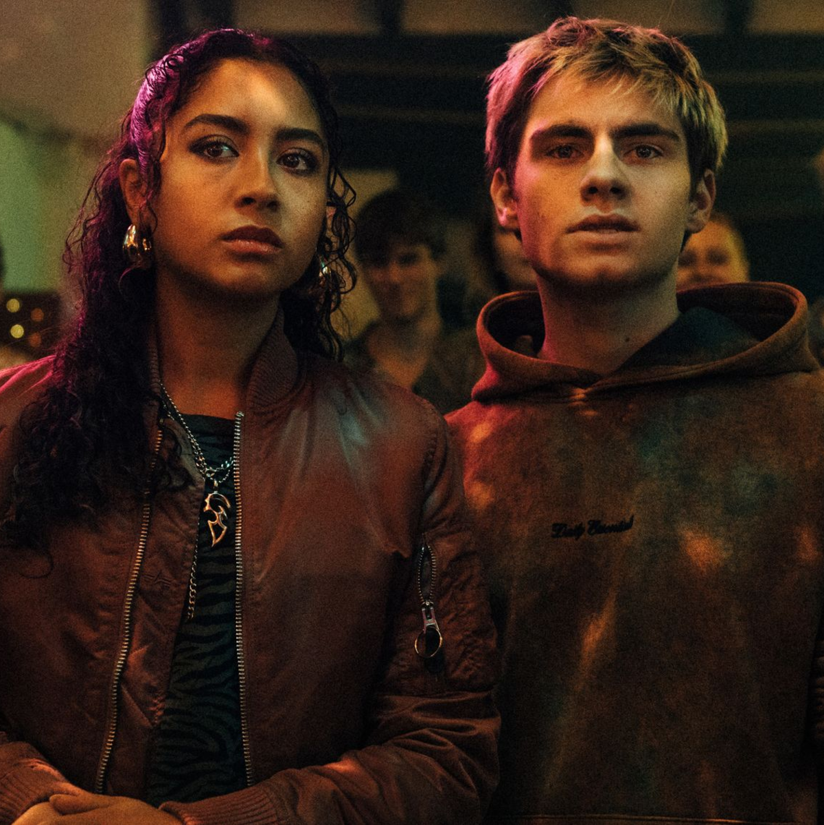  Nola (Samira Breuer) und Corvin (Florian Geißelmann) suchen die Macher der «Schattenseite». - Foto: Elliott Kreyenberg/ARD Degeto Film/HR/funk/Dreamtool Entertainment GmbH/dpa