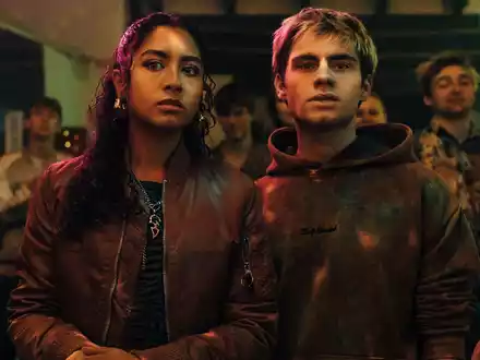  Nola (Samira Breuer) und Corvin (Florian Geißelmann) suchen die Macher der «Schattenseite». - Foto: Elliott Kreyenberg/ARD Degeto Film/HR/funk/Dreamtool Entertainment GmbH/dpa