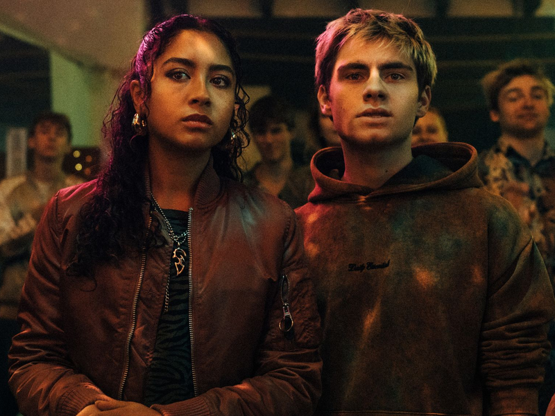  Nola (Samira Breuer) und Corvin (Florian Geißelmann) suchen die Macher der «Schattenseite». - Foto: Elliott Kreyenberg/ARD Degeto Film/HR/funk/Dreamtool Entertainment GmbH/dpa