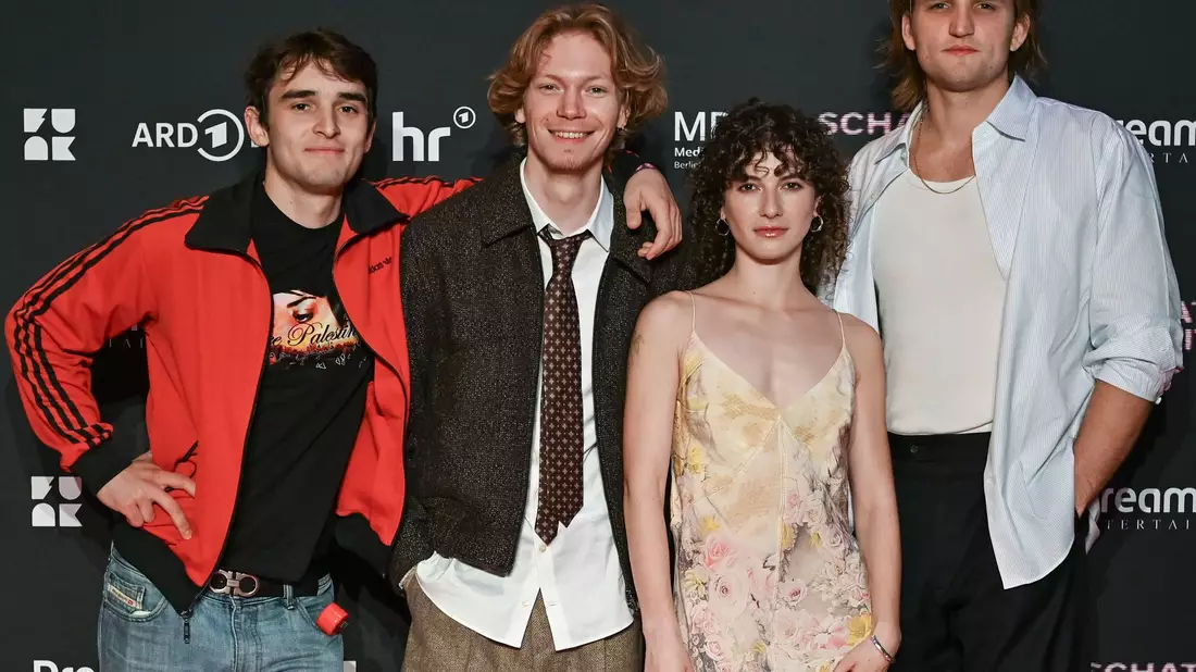 Moritz Hoyer (l-r), Filip Schnack, Franziska von Harsdorf und Ludger Bökelmann bei der Premiere der Serie «Schattenseite» in Berlin. - Bild: Jens Kalaene/dpa