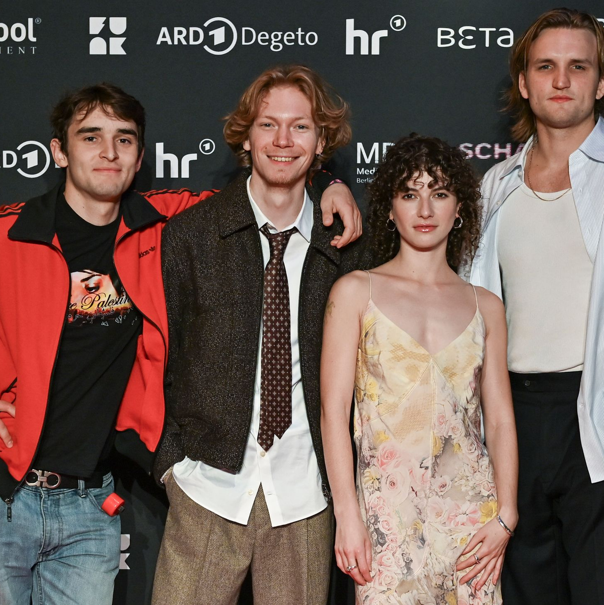 Moritz Hoyer (l-r), Filip Schnack, Franziska von Harsdorf und Ludger Bökelmann bei der Premiere der Serie «Schattenseite» in Berlin. - Foto: Jens Kalaene/dpa