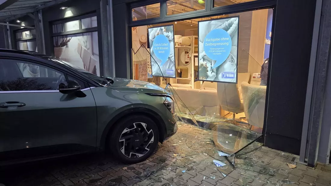 POL-HM: Auto durchbricht Schaufensterscheibe - Bild: presseportal.de