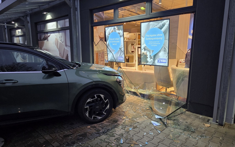 POL-HM: Auto durchbricht Schaufensterscheibe - Foto: presseportal.de