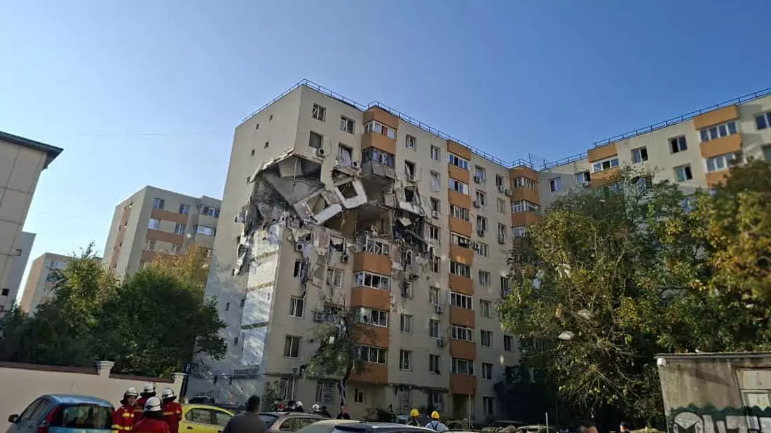 Das Haus droht einzustürzen, mehr Opfer werden befürchtet. - Bild: Uncredited/ROMANIAN EMERGENCY SERVICES via AP/dpa