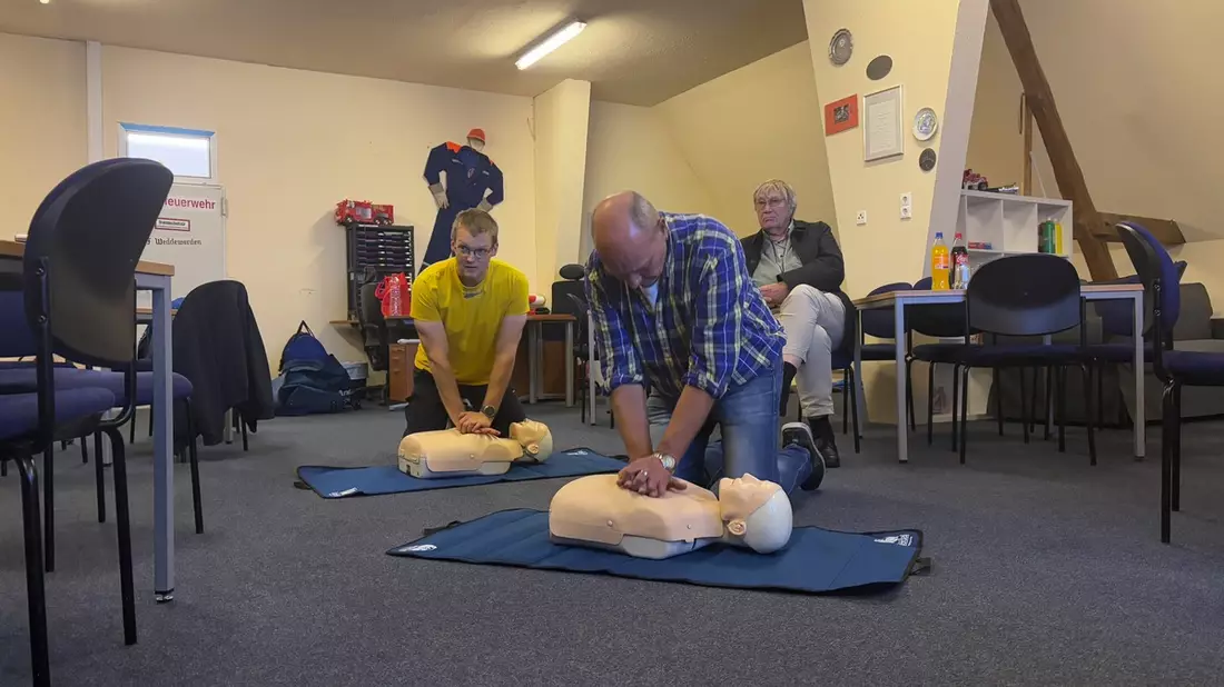 FW Bremerhaven: Informationsabend zu Erster Hilfe und AED bei der Freiwilligen Feuerwehr Weddewarden - Bild: presseportal.de