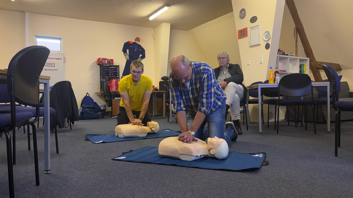 FW Bremerhaven: Informationsabend zu Erster Hilfe und AED bei der Freiwilligen Feuerwehr Weddewarden - Foto: presseportal.de