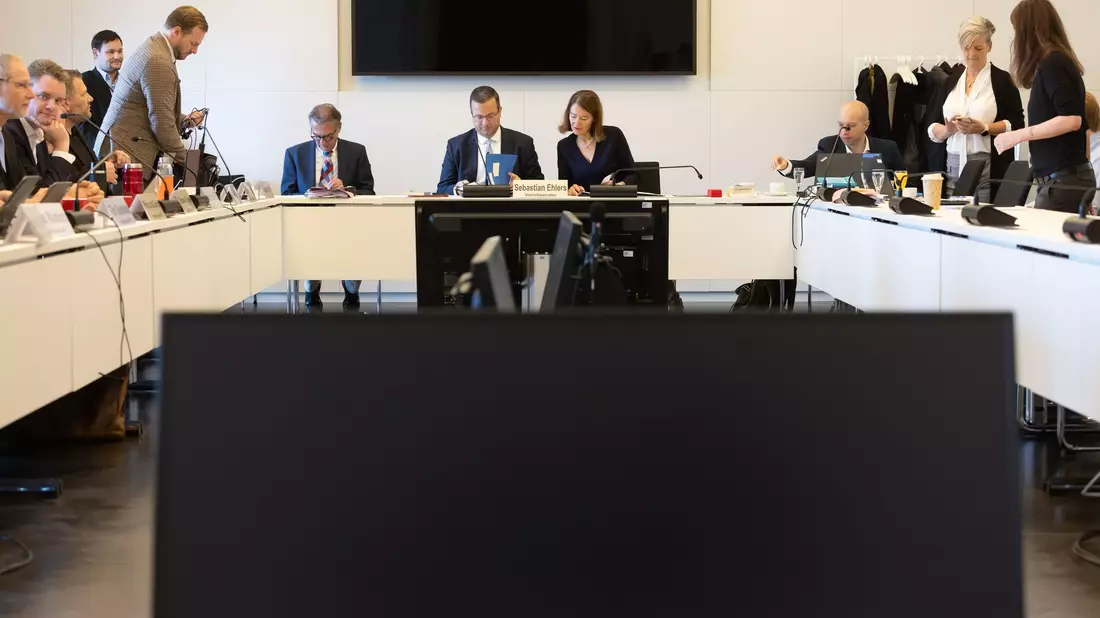 Der 81-jährige Schröder wurde aus Rücksicht auf seinen Gesundheitszustand für die Zeugenvernehmung aus seinem Büro in Hannover zugeschaltet.  - Bild: Ulrich Perrey/dpa