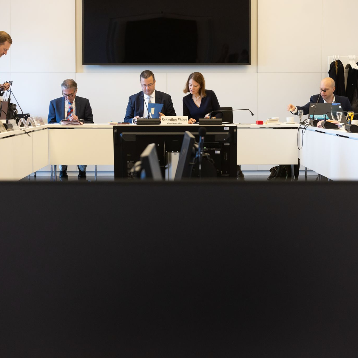 Der 81-jährige Schröder wurde aus Rücksicht auf seinen Gesundheitszustand für die Zeugenvernehmung aus seinem Büro in Hannover zugeschaltet.  - Foto: Ulrich Perrey/dpa