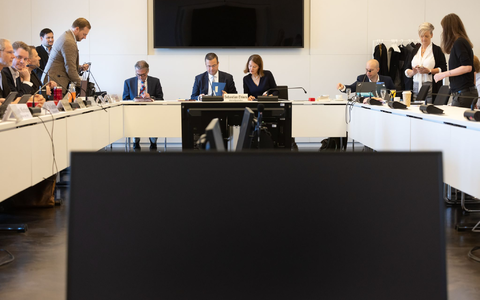 Der 81-jährige Schröder wurde aus Rücksicht auf seinen Gesundheitszustand für die Zeugenvernehmung aus seinem Büro in Hannover zugeschaltet.  - Foto: Ulrich Perrey/dpa