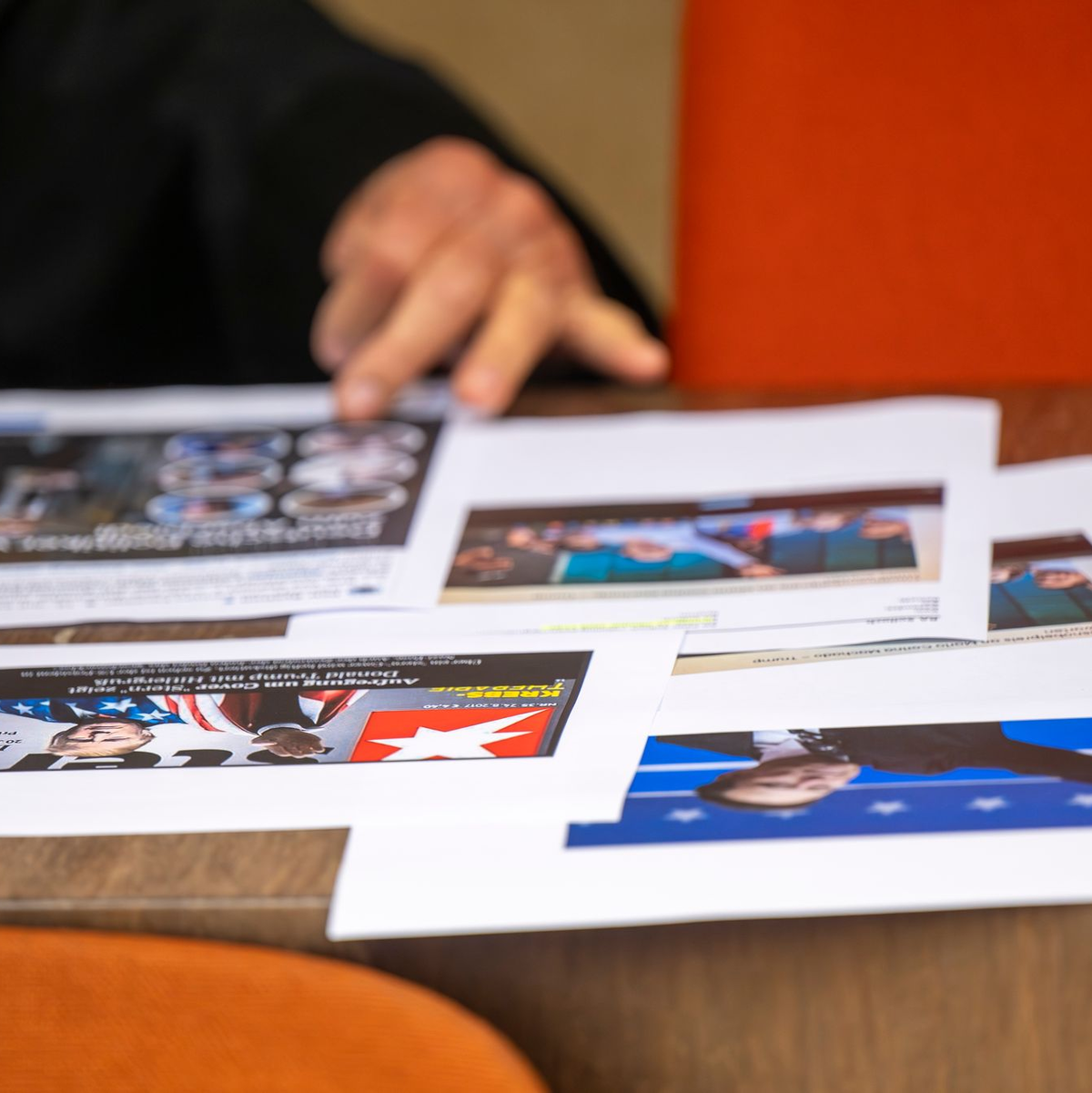 Bystrons Verteidiger versuchte in dessen Abwesenheit, die Vorwürfe vor Gericht mit Hilfe anderer Abbildungen zu relativieren. - Foto: Peter Kneffel/dpa