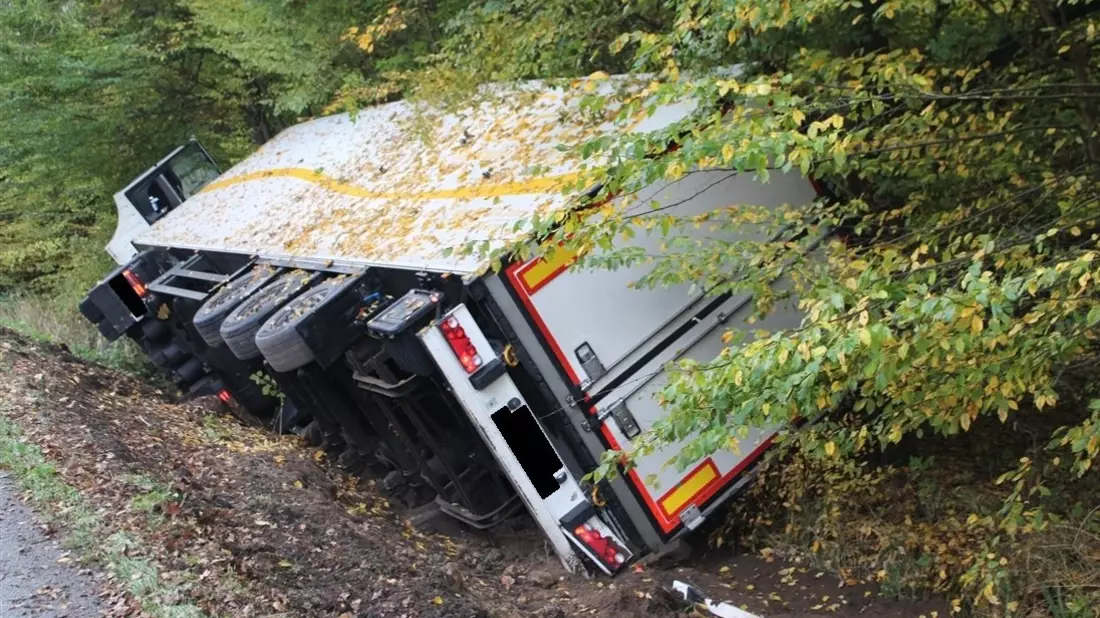 POL-MI: Lastkraftwagen rutscht in Graben - Kind leicht verletzt - Bild: presseportal.de