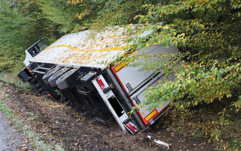 POL-MI: Lastkraftwagen rutscht in Graben - Kind leicht verletzt - Foto: presseportal.de