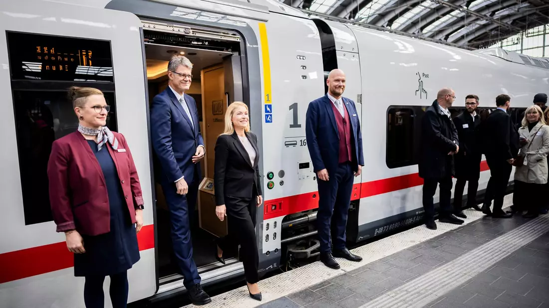 Bahnchefin Evelyn Palla (3.v.l.) und Verkehrsminister Patrick Schnieder (CDU, 2.v.l) bei der Vorstellung des neuen ICE L. - Bild: Christoph Soeder/dpa