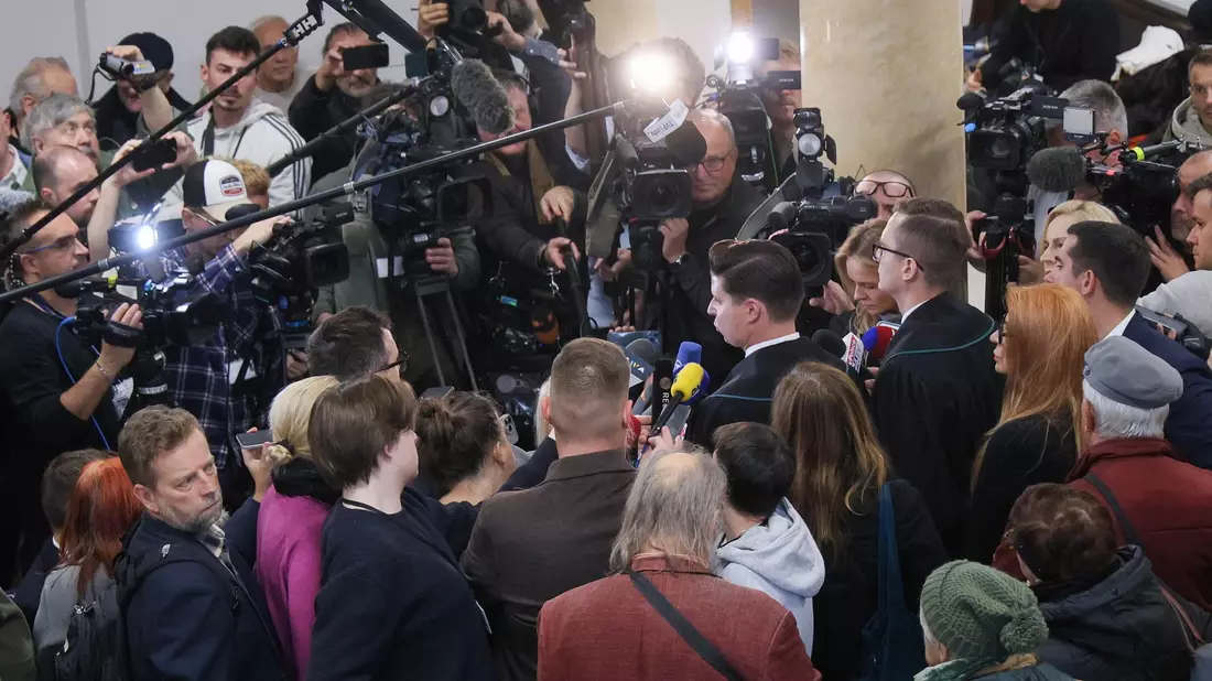 Großes Medieninteresse an der Verhandlung vor dem Bezirksgericht in Warschau - Bild: Rafal Guz/PAP/dpa