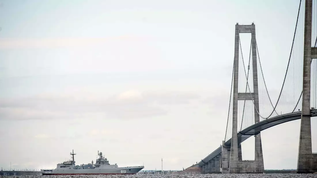 Die Brücke über den Großen Belt - hier ist ein Schiff der russischen Nordflotte unter ihr zu sehen - zählt zu den imposantesten Bauwerken Dänemarks. (Symbolbild) - Bild: Tim Kildeborg Jensen/Ritzau Scanpix Foto/AP/dpa
