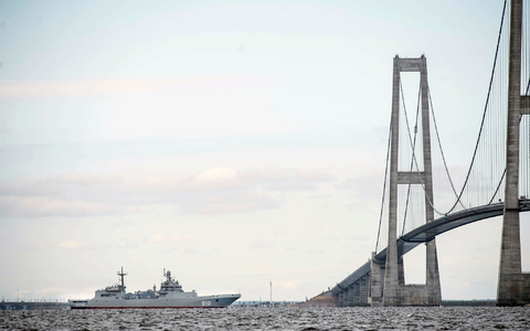 Die Brücke über den Großen Belt - hier ist ein Schiff der russischen Nordflotte unter ihr zu sehen - zählt zu den imposantesten Bauwerken Dänemarks. (Symbolbild) - Foto: Tim Kildeborg Jensen/Ritzau Scanpix Foto/AP/dpa