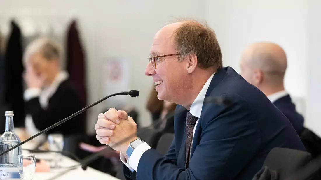Am Nachmittag trat der Kanzleramtschef von Schröders Nachfolgerin Angela Merkel, Helge Braun, in den Zeugenstand des Untersuchungsausschusses. - Bild: Ulrich Perrey/dpa