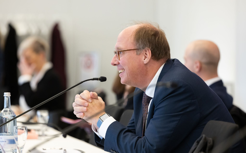 Am Nachmittag trat der Kanzleramtschef von Schröders Nachfolgerin Angela Merkel, Helge Braun, in den Zeugenstand des Untersuchungsausschusses. - Foto: Ulrich Perrey/dpa