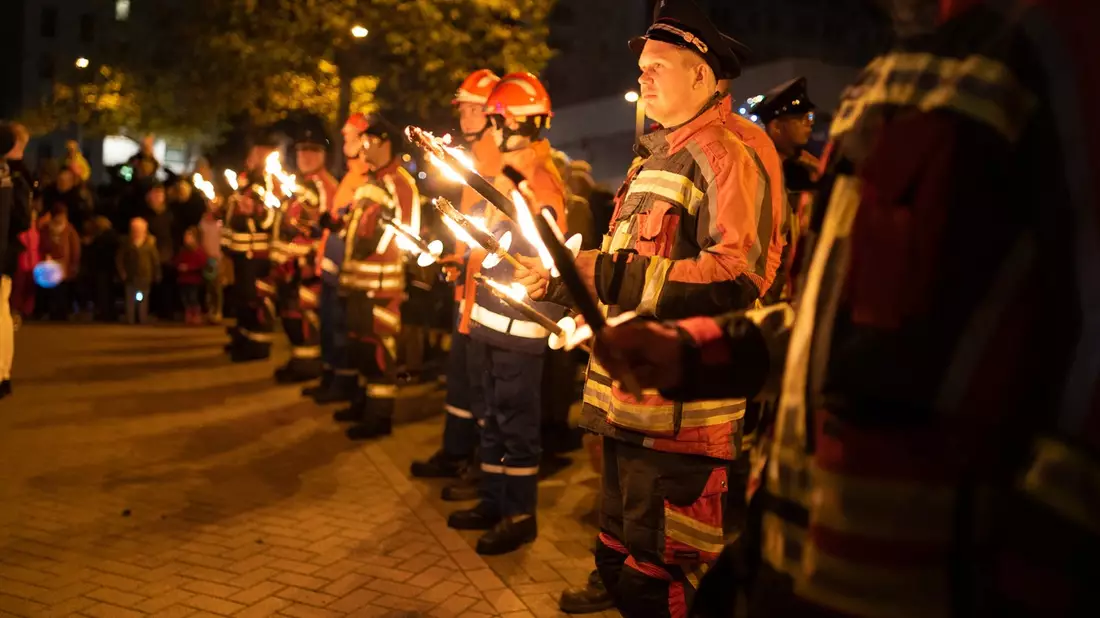 FW Norderstedt: Großer Laternenumzug in Norderstedt/Harksheide - Bild: presseportal.de