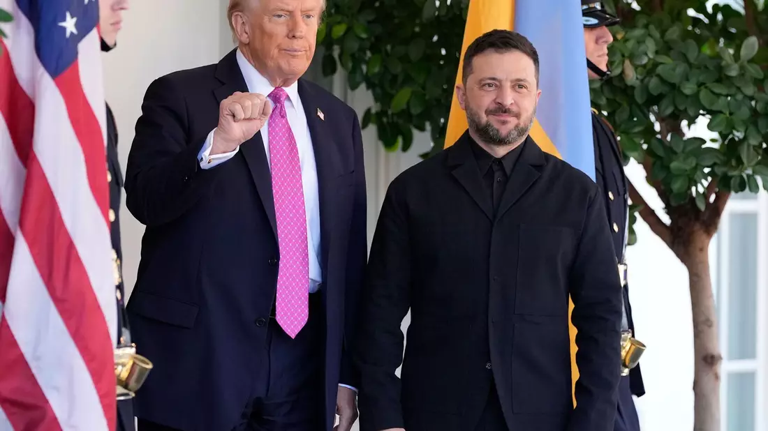 Selenskyj dankt Trump für den US-Vorschlag, doch er schwört seine Landsleute auf eine harte Entscheidung ein. (Archivbild) - Bild: Alex Brandon/AP/dpa