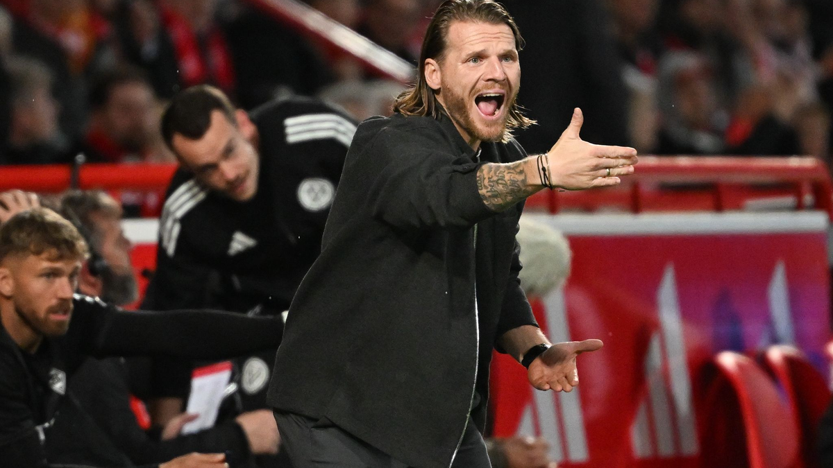 Doekhi (r.) traf doppelt in Halbzeit eins. - Foto: Soeren Stache/dpa