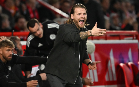 Doekhi (r.) traf doppelt in Halbzeit eins. - Foto: Soeren Stache/dpa