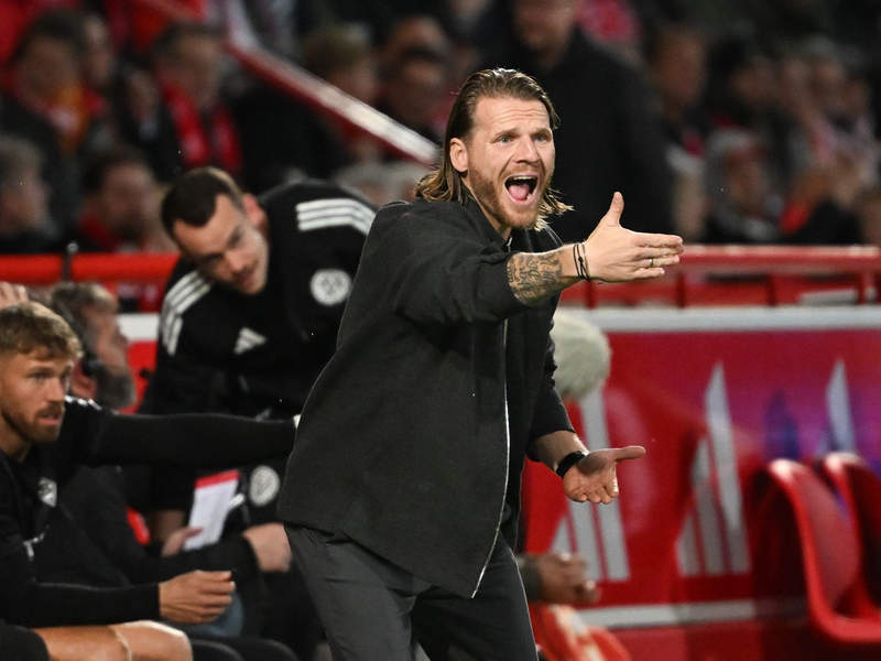 Doekhi (r.) traf doppelt in Halbzeit eins. - Foto: Soeren Stache/dpa