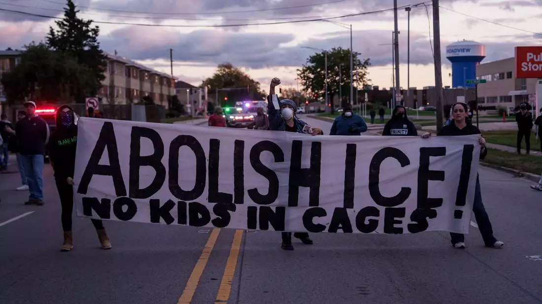 In dem Vorort von Chicago wird seit Wochen gegen das Vorgehen der Einwanderungsbehörde ICE protestiert. (Archivbild) - Bild: Adam Gray/AP/dpa