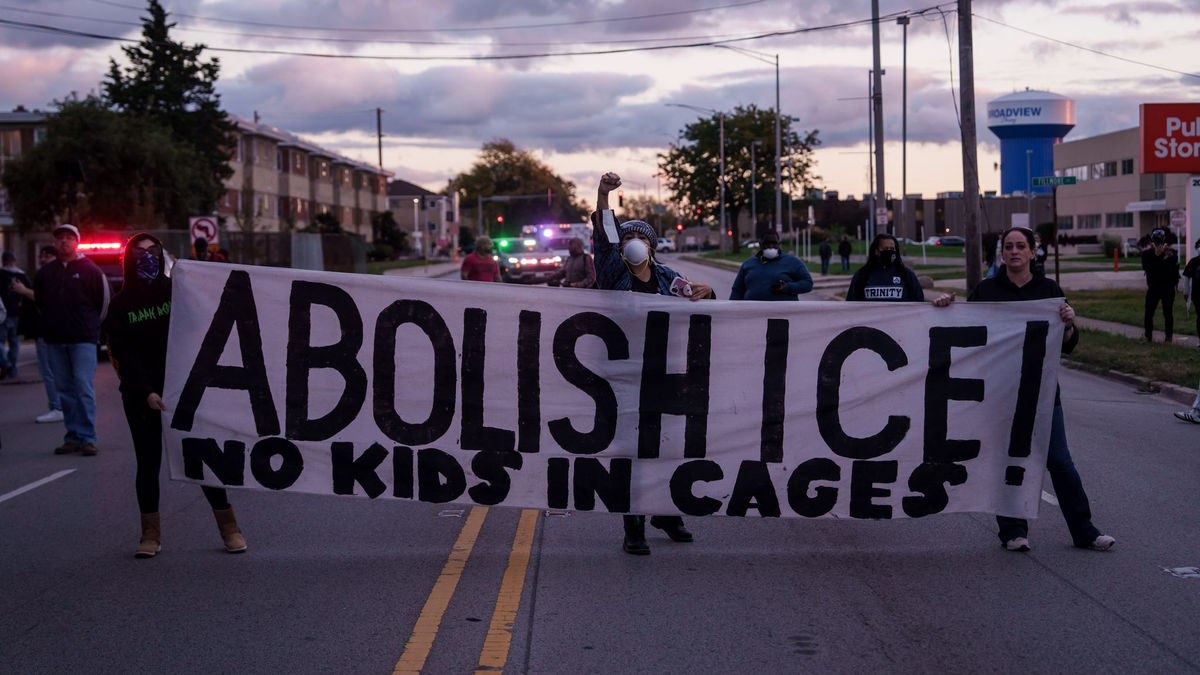 Einsätze gegen Migranten unter Trump haben bereits in mehreren US-Städten für Proteste gesorgt - etwa in und um Chicago. (Archivbild) - Foto: Adam Gray/AP/dpa