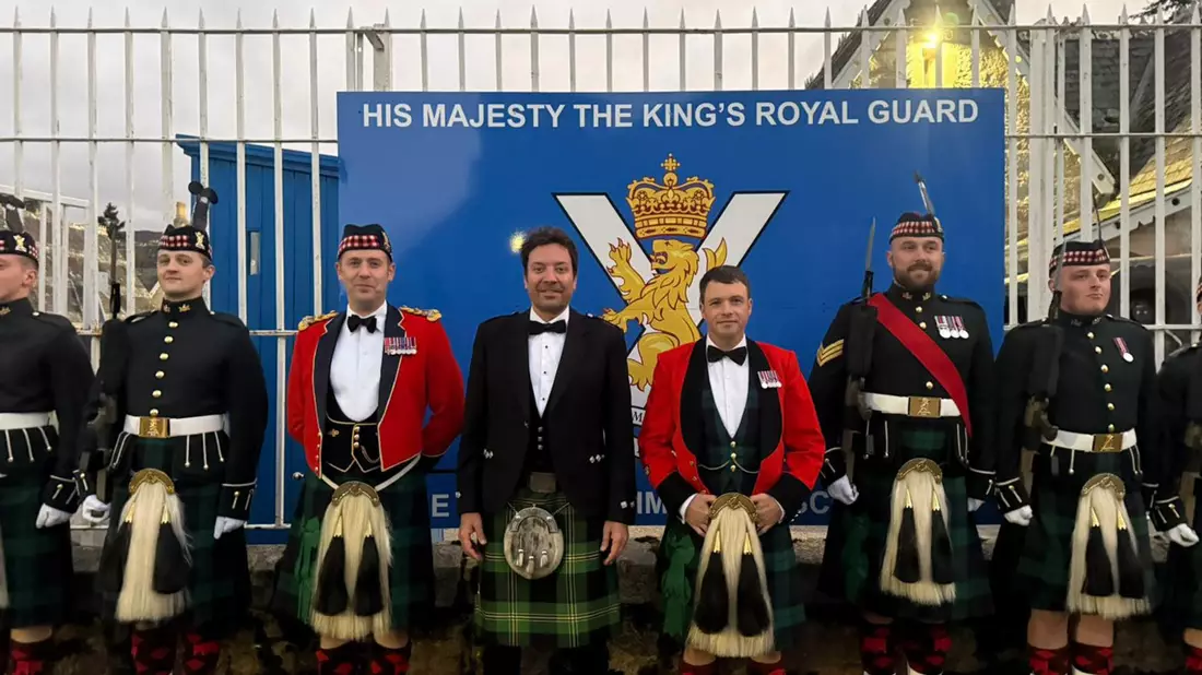 Jimmy Fallon wurde spontan zum Dinner eingeladen.  - Bild: 5 Scots/PA Media/dpa