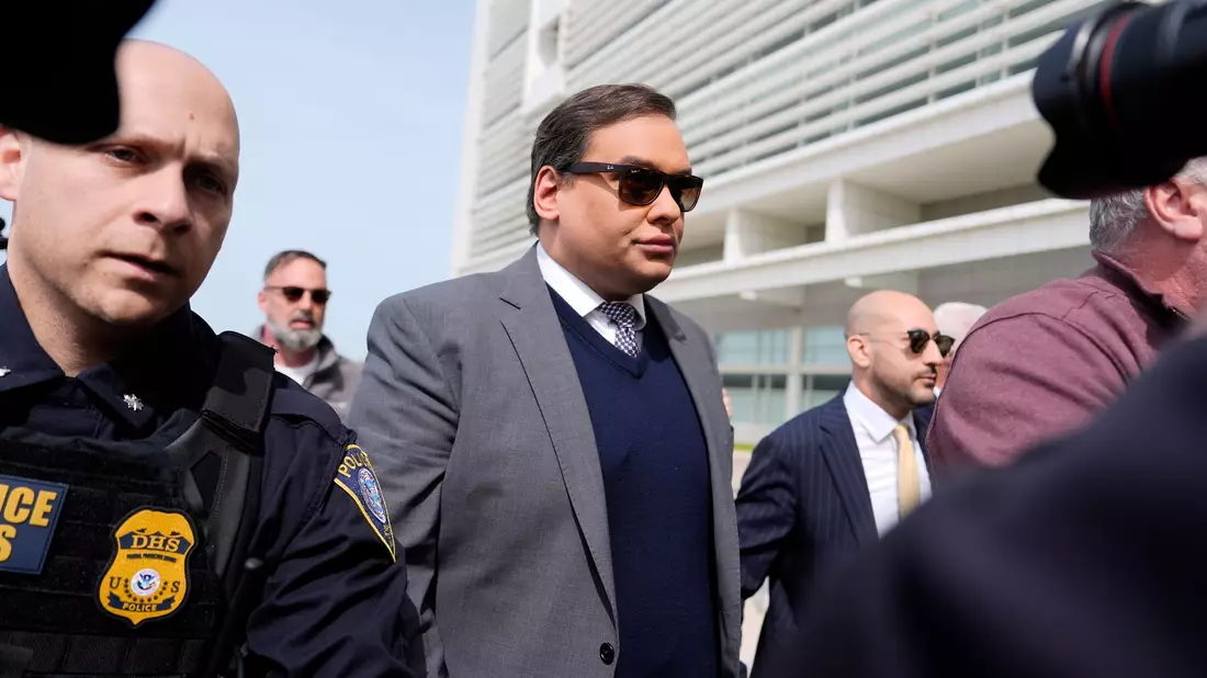 George Santos wurde ursprünglich zu 87 Monaten Gefängnis verurteilt. (Archivbild) - Bild: Julia Demaree Nikhinson/AP/dpa