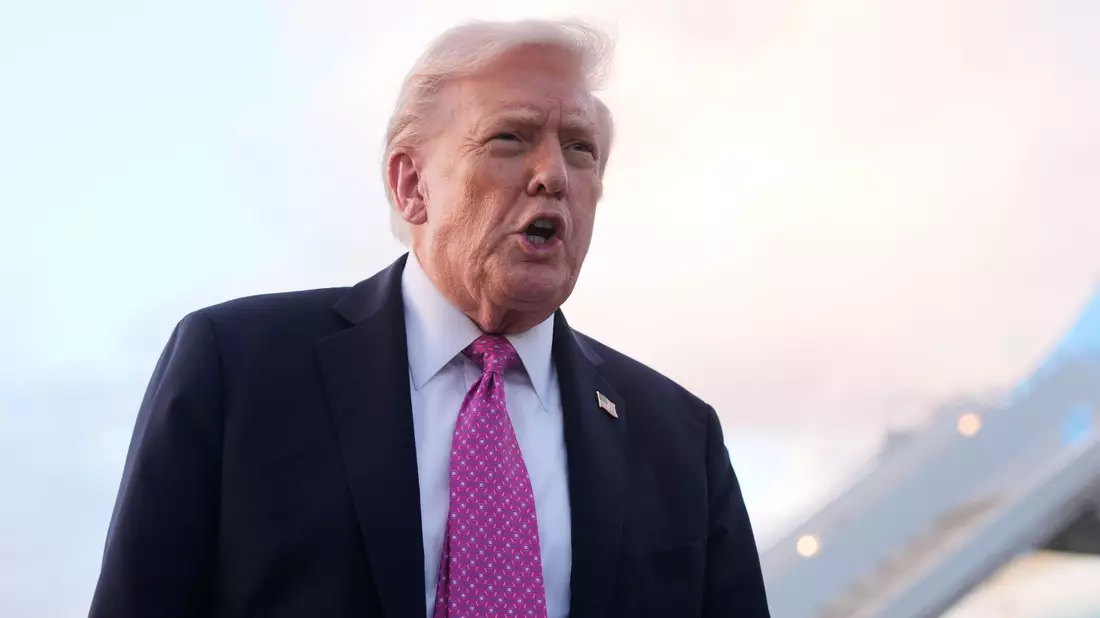 Donald Trump verhängte Zölle auf Lastwagen und Busse - und verlängerte zugleich Vergünstigungen für in den USA produzierte Fahrzeuge mit Import-Bauteilen. - Bild: Mark Schiefelbein/AP/dpa