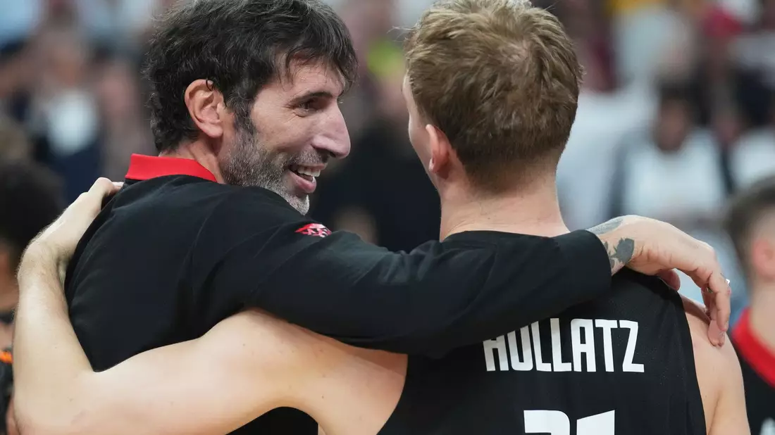 Mumbru gilt bei den Spielern als beliebt. - Bild: Sergei Grits/AP/dpa