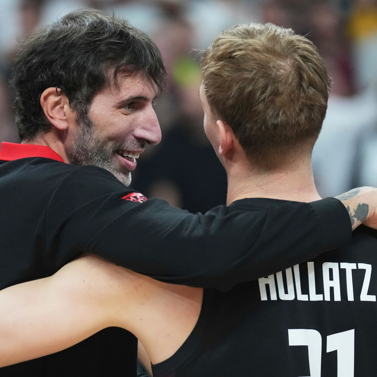 Mumbru gilt bei den Spielern als beliebt. - Foto: Sergei Grits/AP/dpa