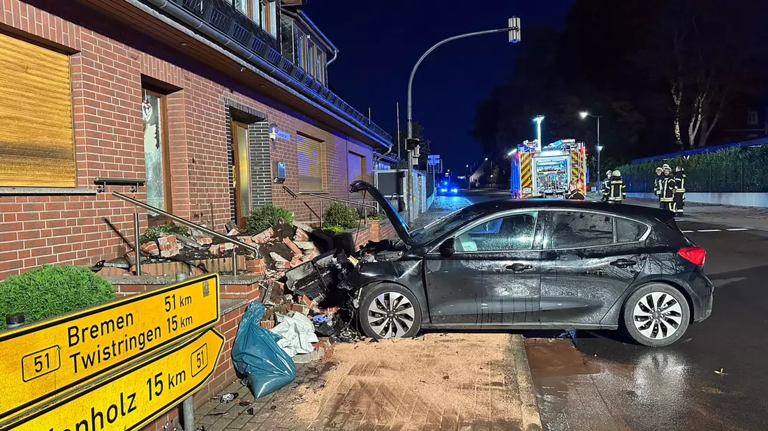 POL-DH: --- Barnstorf - Pkw gegen Hauswand --- - Bild: presseportal.de