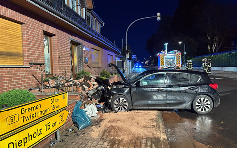POL-DH: --- Barnstorf - Pkw gegen Hauswand --- - Foto: presseportal.de