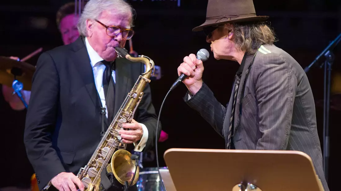  Saxophonist Klaus Doldinger machte auch mit Udo Lindenberg Musik - hier 2016 in Düsseldorf. (Archivbild) - Bild: picture alliance / dpa