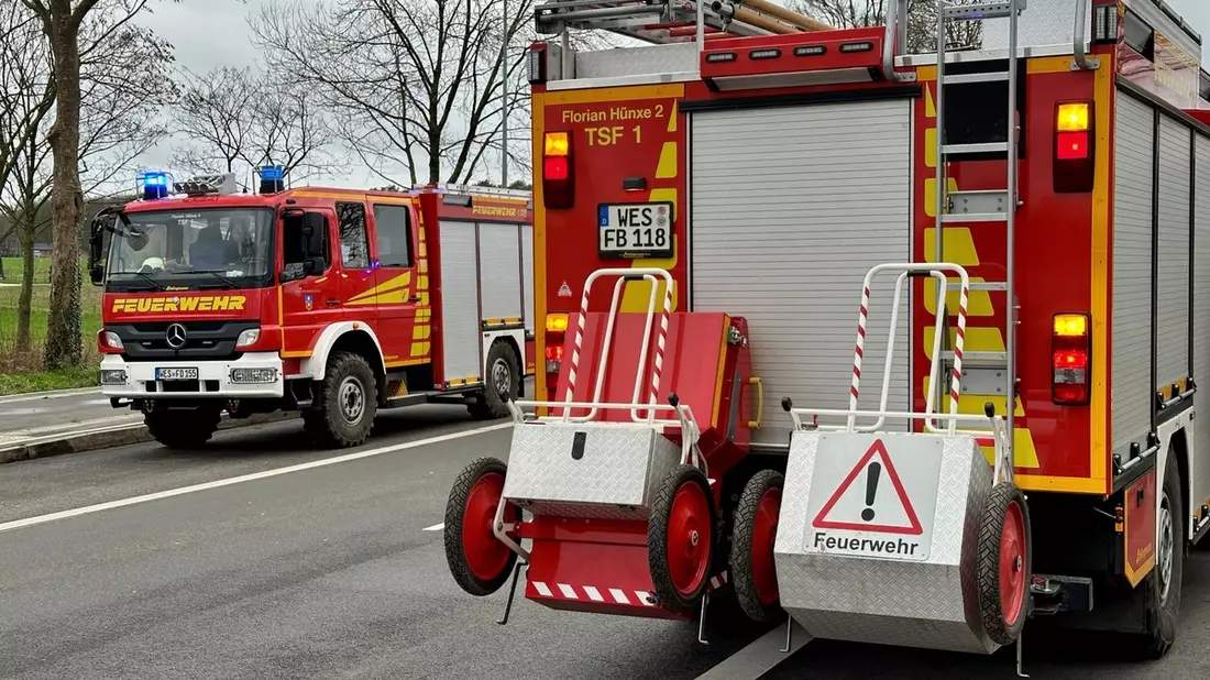 FW Hünxe: Auslaufende Betriebsmittel auf der Schermbecker Landstraße - Bild: presseportal.de