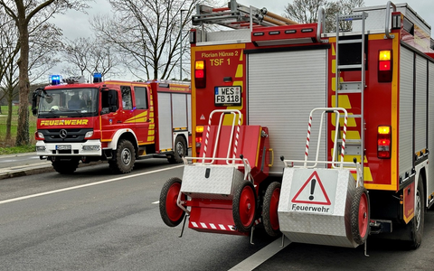 FW Hünxe: Auslaufende Betriebsmittel auf der Schermbecker Landstraße - Foto: presseportal.de