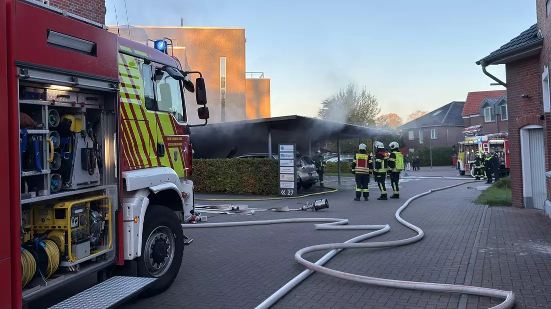 FW-AUR: Brennende Autos greifen auf Unterstand über - Bild: presseportal.de