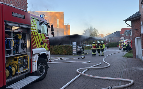 FW-AUR: Brennende Autos greifen auf Unterstand über - Foto: presseportal.de